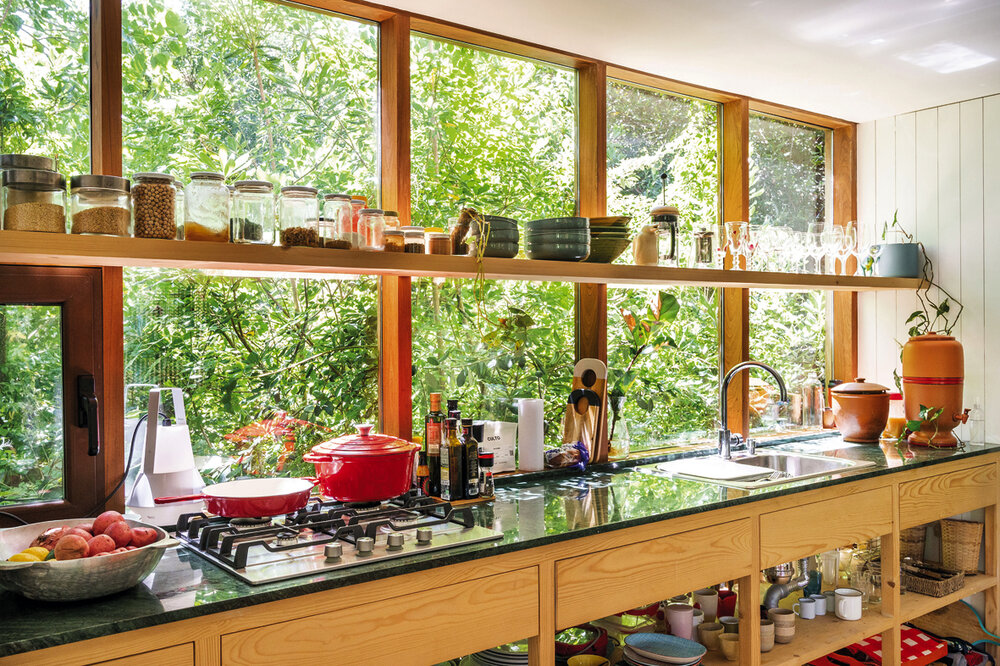 <em>Cada espacio, incluída la cocina, dialoga con la naturaleza y hace evidente la fascinación de Julieta por el verde. </em>