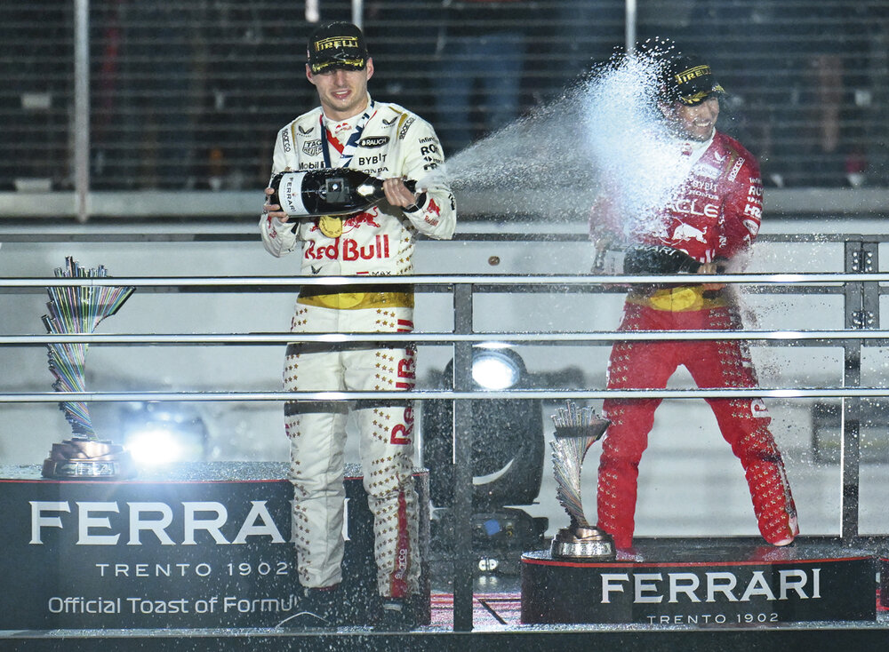 <em>Las relaciones entre Verstappen y Checo —compañeros de equipo en la escudería Red Bull— son menos armoniosas que lo aconsejado. En el Grand Prix de Las Vegas, el alemán salió primero y el mexicano quedó en el tercer lugar. Foto: Angela Weiss</em>