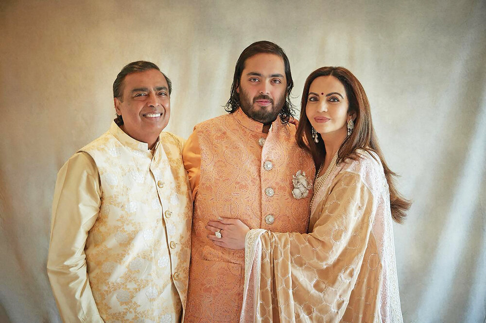 El hombre más rico de Asia, Mukesh Ambani, con su esposa Nita y su hijo Anant, quien se casará con Radhika Merchant en julio. AFP 