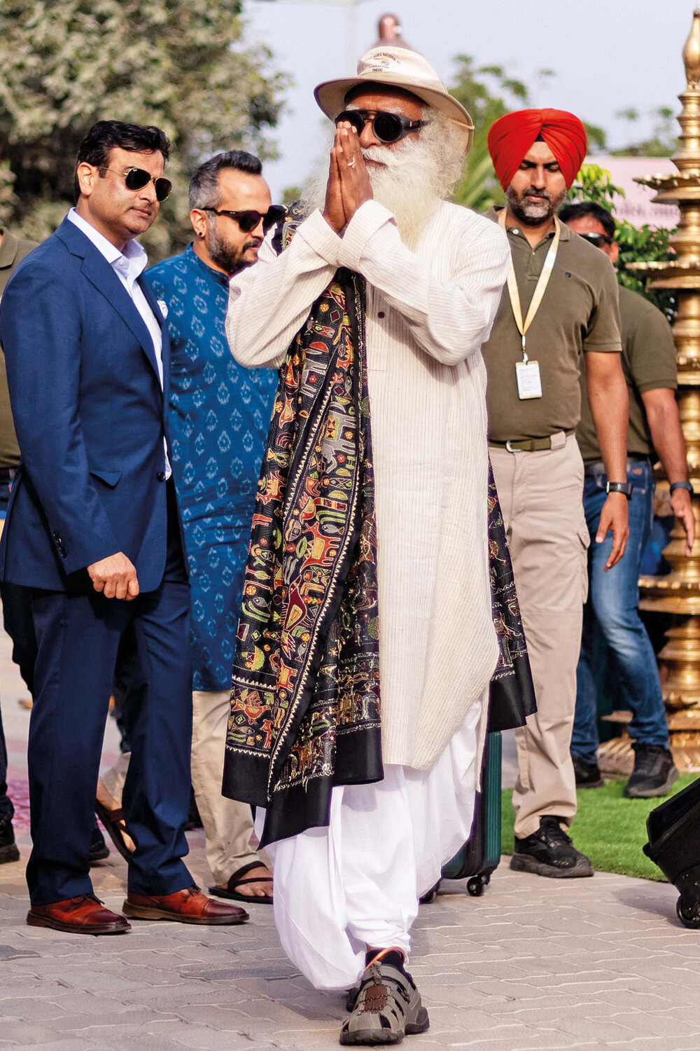 El gurú espiritual Jagadish Jaggi Vasudev, conocido por interpretar la obra de Darwin como una apropiación occidental de la antigua sabiduría india, llega al aeropuerto para la fiesta de Anant. AFP 