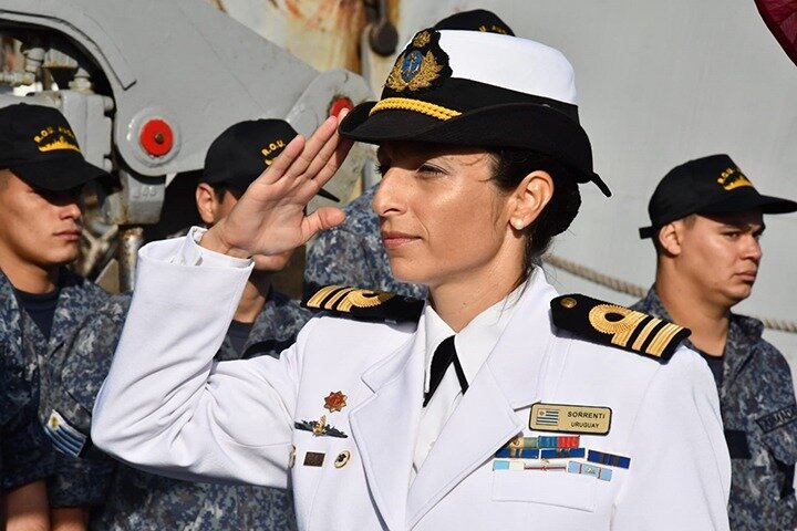 Hoy capitán de Fragata, Valeria Sorrenti, fue la primer oficial egresada de la Escuela Naval y la primera mujer comandante de un buque de la Armada Nacional. 