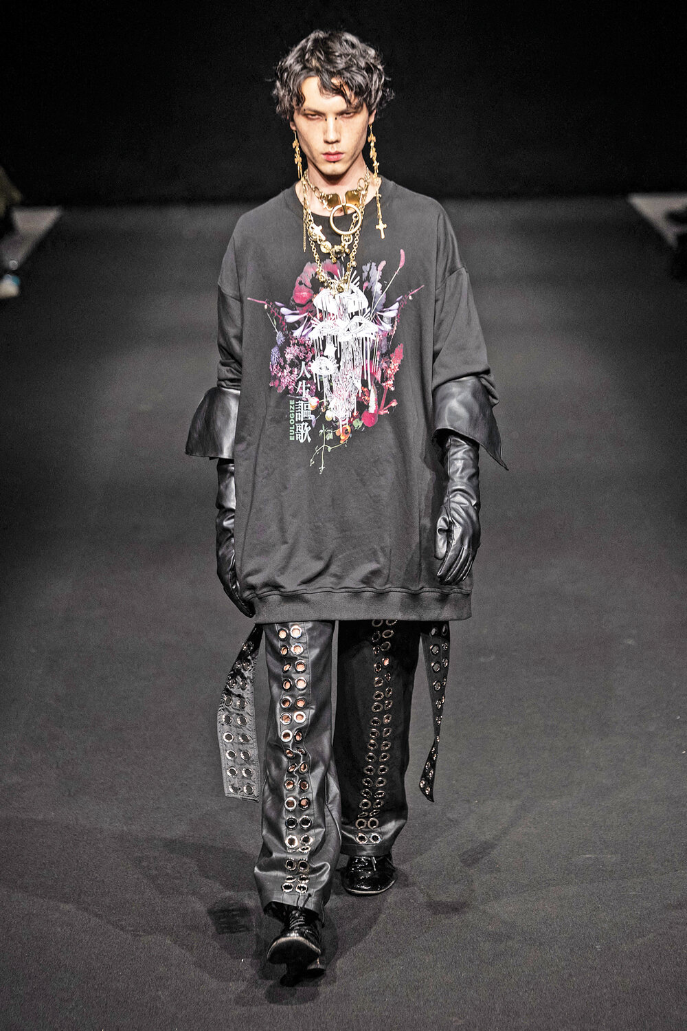 Diseños gothic chic se hicieron un lugar en la pasarela de la Semana de la Moda de Tokio. AFP 