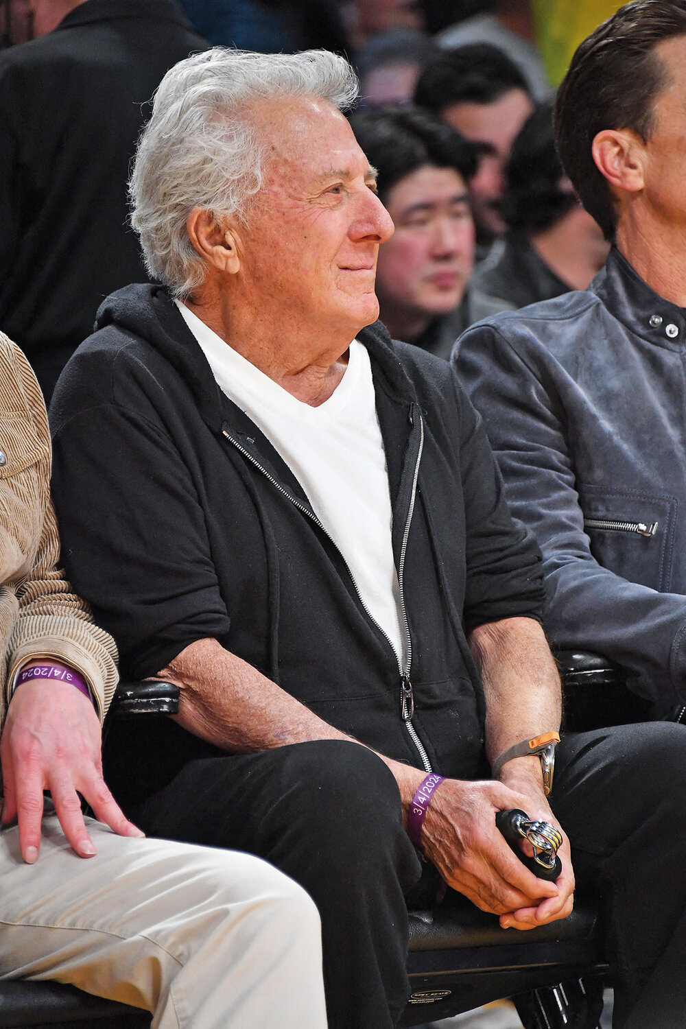 Dustin Hoffman estuvo en la primera fila del encuentro entre Los Angeles Lakers y Oklahoma City Thunder. AFP 