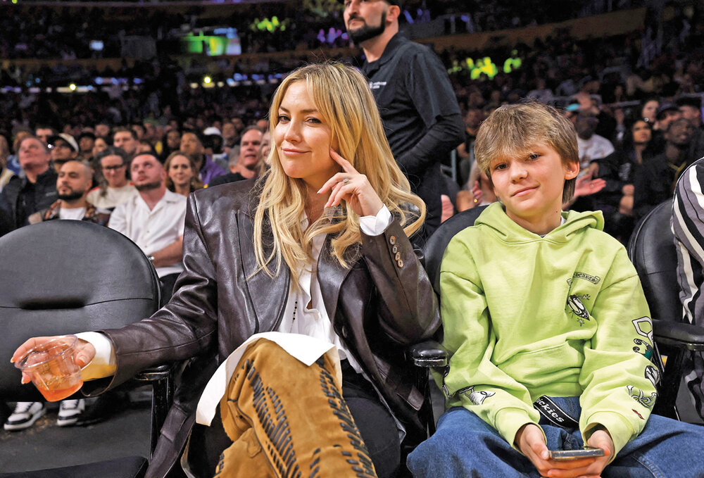 La actriz Kate Hudson y su hijo Bing asisten a un enfrentamiento entre Los Angeles Lakers y los Denver Nuggets. AFP 