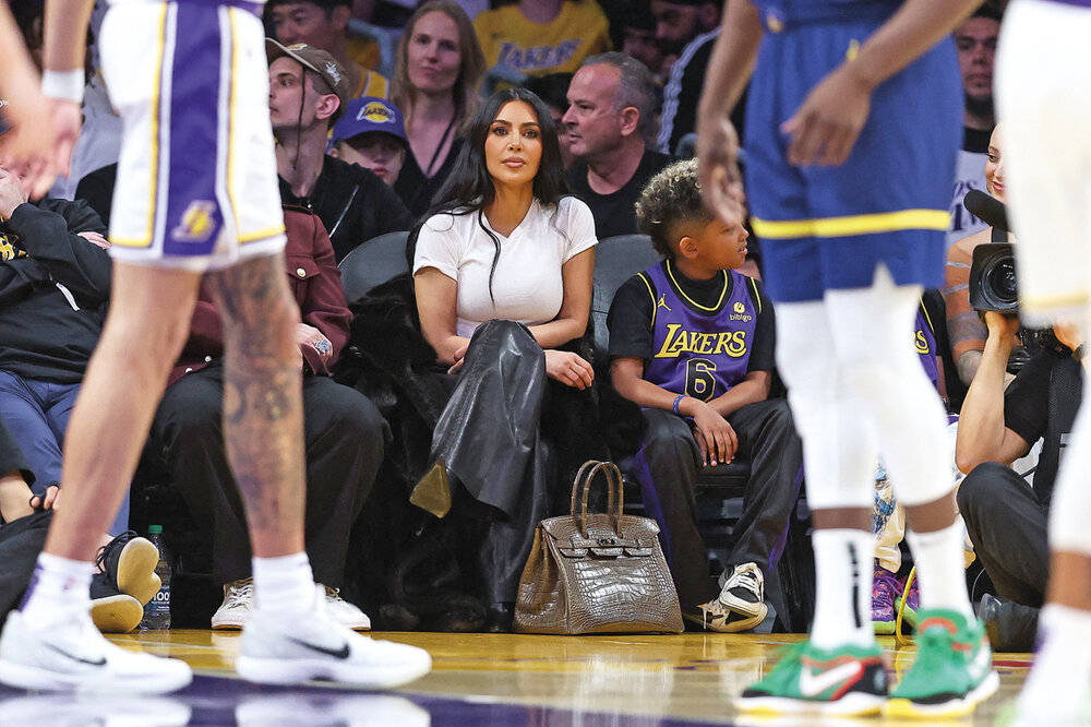 Kim Kardashian anima a los Lakers en su enfrentamiento contra los Golden State Warriors. AFP 