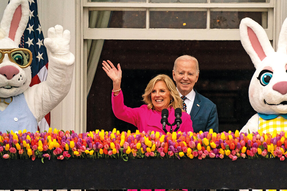 El presidente de los Estados Unidos Joe Biden junto a la primera dama Jill Biden saludan desde el palco de la Casa Blanca a los participantes de la rodada anual de huevos de Pascua en el jardín. AFP 