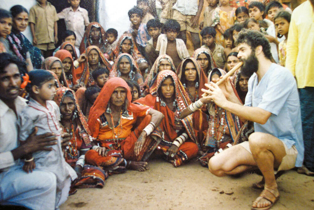 Carlos Blanco Fadol con los sugali, en India, 1985.