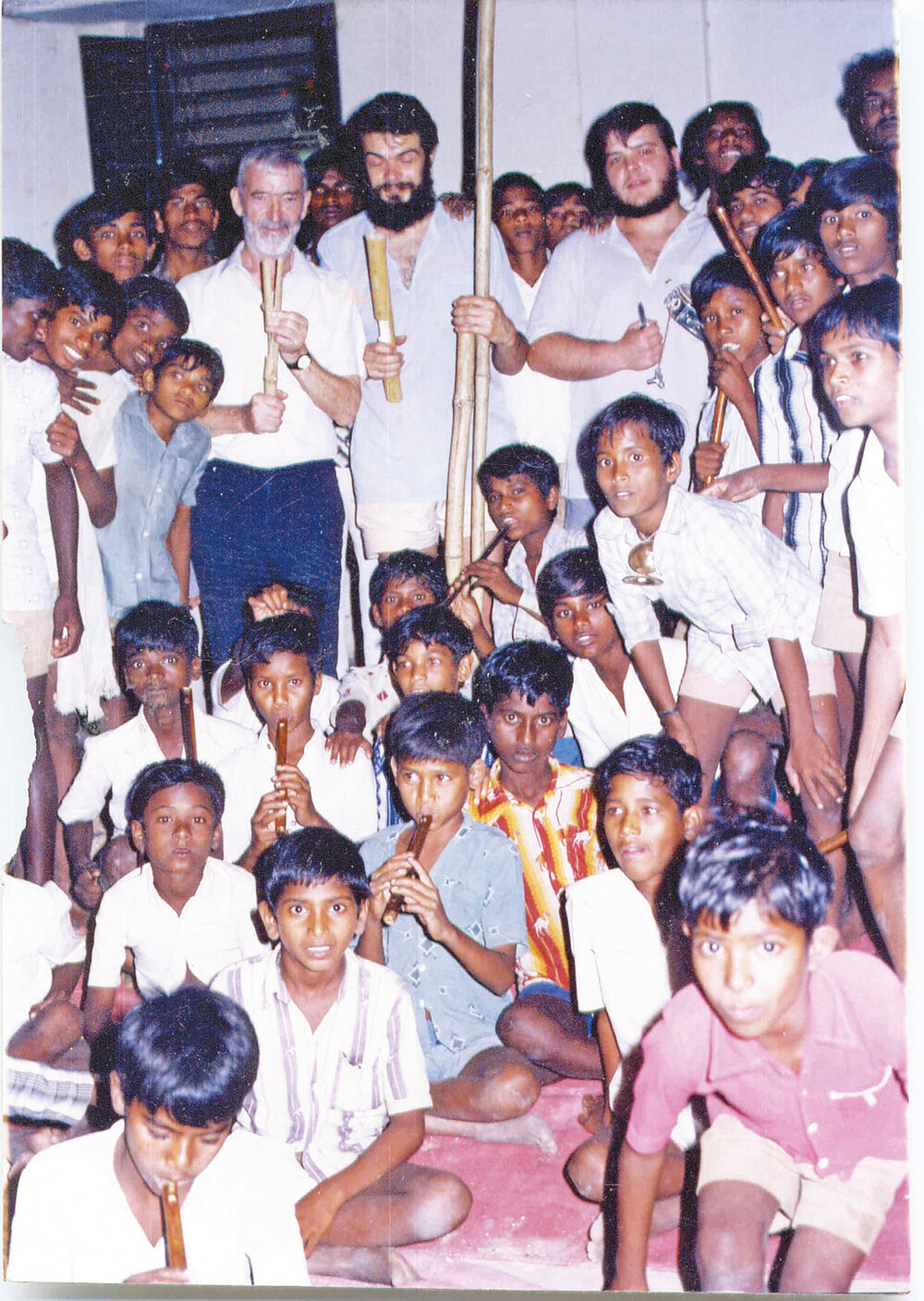 Con Vicente Ferrer y huérfanos de Anantapur, en India.