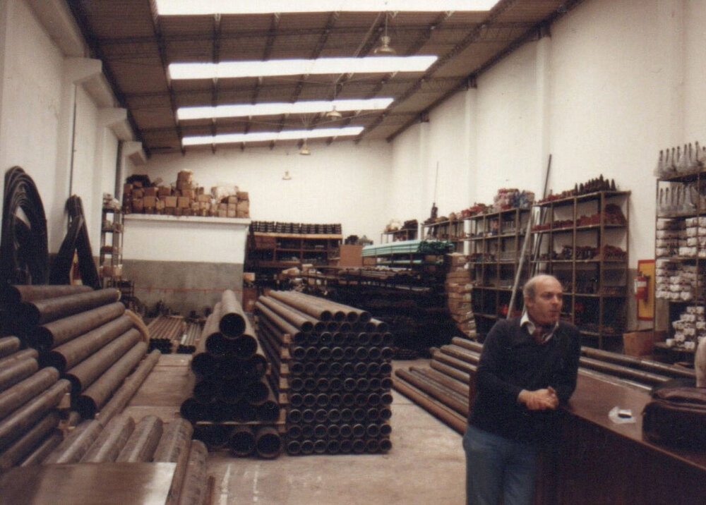 Sergio Colina, fundador de Cocles S.A., en los primeros años de la empresa, cuando el rubro principal eran tuberías y válvulas. 