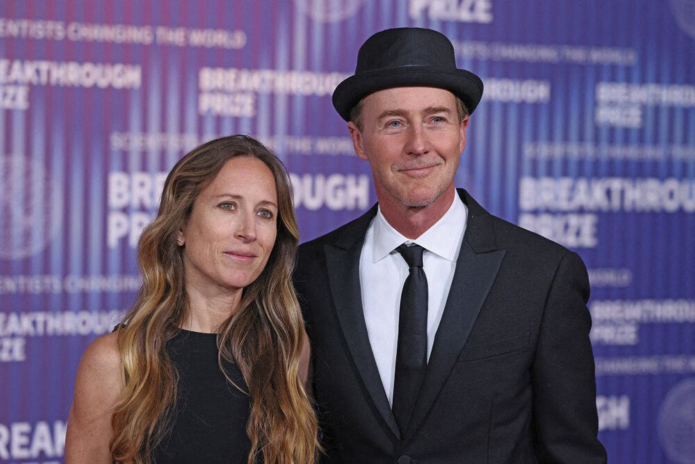 El actor Edward Norton junto a su esposa la productora de cine Shauna Robertson. AFP
