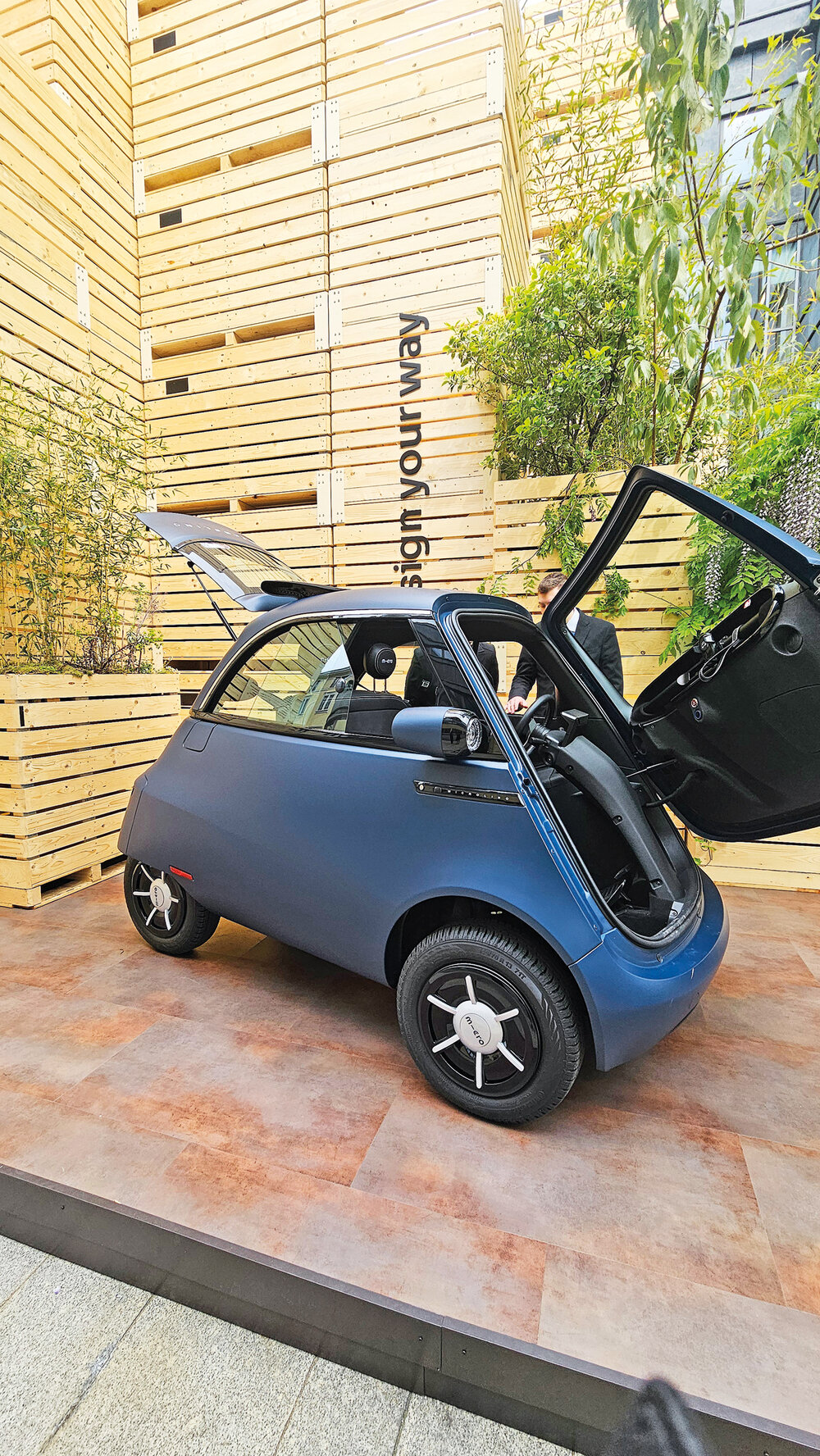 MCA-Mario Cucinella Architects en la sede del  diario Corriere della Sera mostró el Microlino, la evolución del Isetta, 100% eléctrico, el microauto del momento para moverse por la ciudad en formato sintético y sustentable.